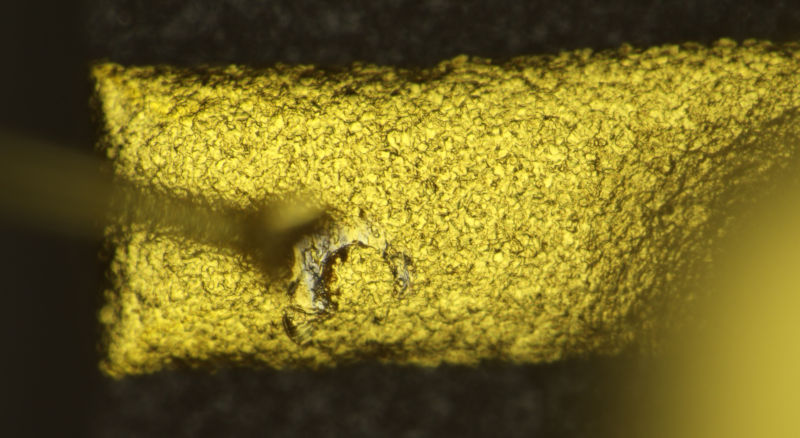 Broken bond wire with focal plane on the pad