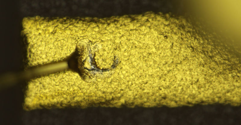 Intact wire bond under Mitutoyo 20x/0.42 objective