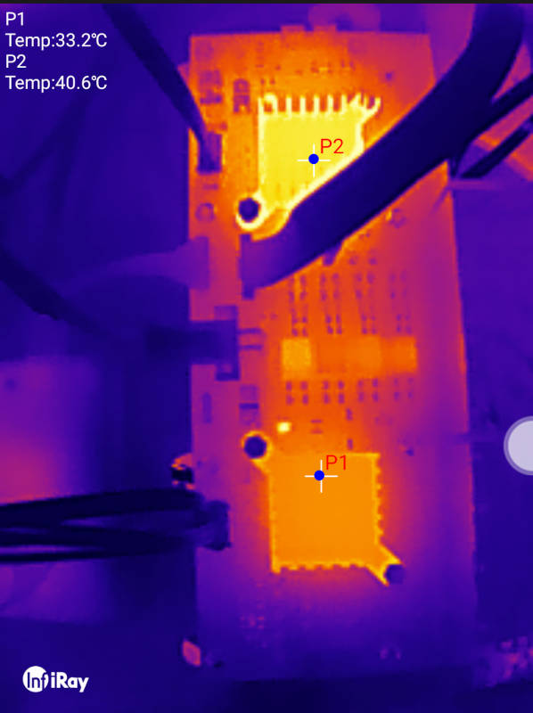 Thermal image of the line card showing the heatsink further from the fan glowing noticeably warmer than the one closer to it