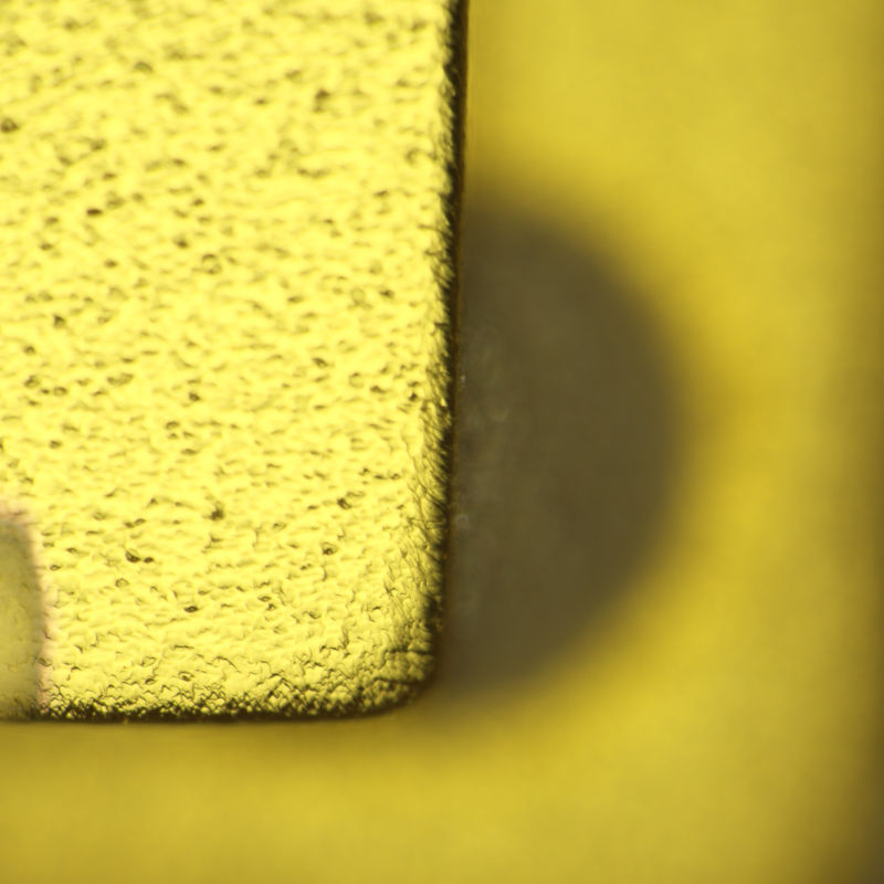 Corner of resonator with focal plane on top of crystal